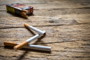 Γαλλία: Οι αρχές εξετάζουν την απαγόρευση πώλησης τσιγάρων σε όσους γεννήθηκαν μετά το 2009