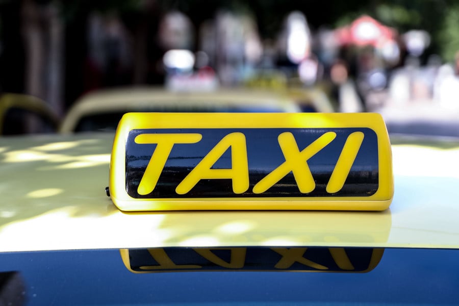 Αιγάλεω: Λήστεψαν και μαχαίρωσαν οδηγό ταξί -«Πήραν το αμάξι και έφυγαν με ιλιγγιώδη ταχύτητα»