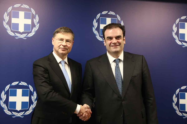 Συνάντηση Πιερρακάκη - Ντομπρόβσκις: Η Ευρώπη πρέπει να κινηθεί πέρα από τη διαχείριση των κρίσεων