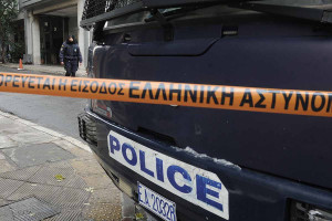 Αίγιο: Μετά τον τσακωμό σε καφετέρια, βρήκαν καλάσνικοφ στο σπίτι του δράστη – Μία σύλληψη, πέντε συνεργοί