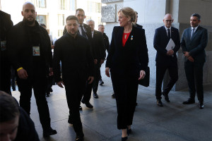 Στο Βερολίνο ο Ζελένσκι: Οι ΗΠΑ επιμένουν να παραχωρήσει η Ουκρανία το Ντονμπάς, ο ρόλος του Κούσνερ και το σχέδιο για την άμυνα