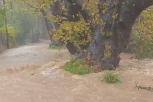 «Βούλιαξε» η Σκιάθος από την κακοκαιρία: Αδύνατη η κυκλοφορία στο οδικό δίκτυο