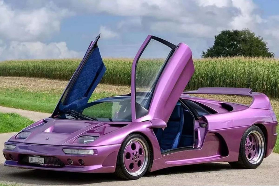Σε δημοπρασία η σπάνια Lamborghini Diablo SE30 Viola