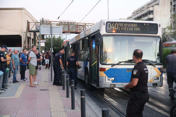 Άνω Λιόσια: Αστικό λεωφορείο «καρφώθηκε» σε κολώνα - Τρεις ελαφρά τραυματίες