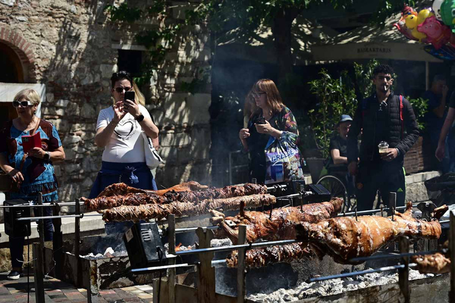 Πάσχα 2026: Οι αγορές της τελευταίας στιγμής - «Καίνε» οι τιμές για μαγειρίτσα και αρνί