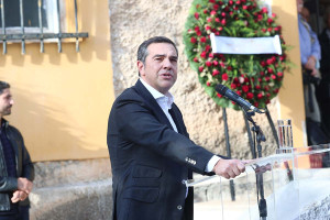 Τσίπρας για Φλαμπουράρη: «Δεν σε αποχαιρετώ, ευχαριστώ για όσα μας έδωσες» - Με «σπασμένη» φωνή o επικήδειος