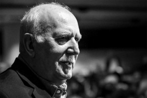 Σάλος με διαφήμιση μαγαζιού στη Μεσσήνη που δείχνει τον Γιώργο Παπαδάκη να πίνει τον καφέ του από τον Παράδεισο
