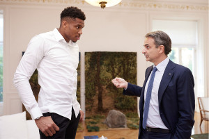 Ο Μητσοτάκης συνεχάρη τον Αντετοκούνμπο για το βραβείο της ΕΕ «Ευρωπαϊκό Τάγμα της Αξίας»