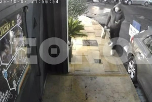 Η στιγμή που ο δράστης αφήνει τη βόμβα έξω από τη Jacky.O: Βίντεο - ντοκουμέντα