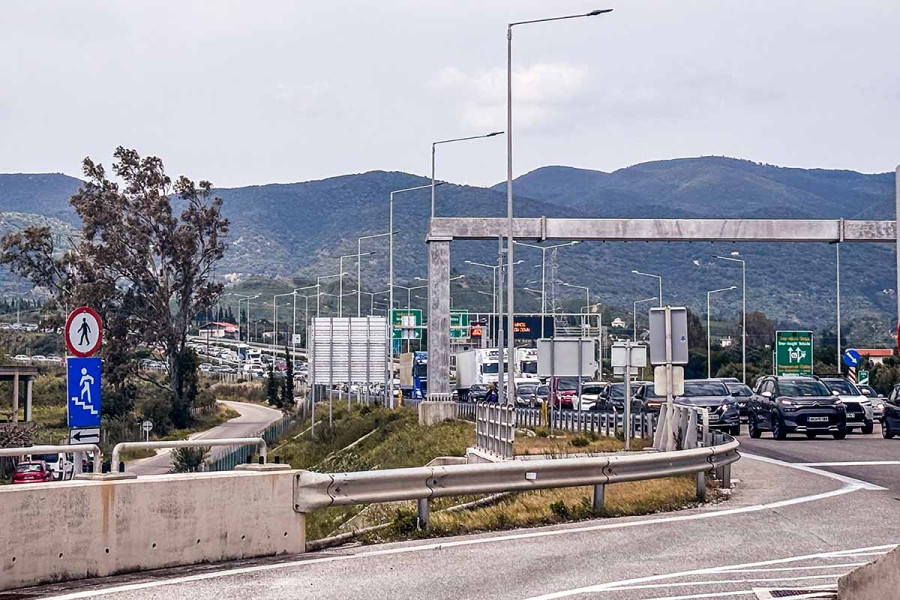 Αντίρριο: Ανατροπή νταλίκας στην έξοδο της γέφυρας, γέμισε ο δρόμος με ξυλεία
