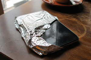 Αυτοί είναι οι λόγοι που κάποιοι τυλίγουν το smartphone τους με αλουμινόχαρτο