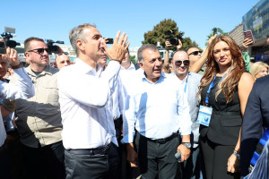 Κυριάκος Μητσοτάκης: «Ο Άδωνις φωνάζει;» - Γέλια στο περίπτερο του υπουργείου Υγείας στη ΔΕΘ
