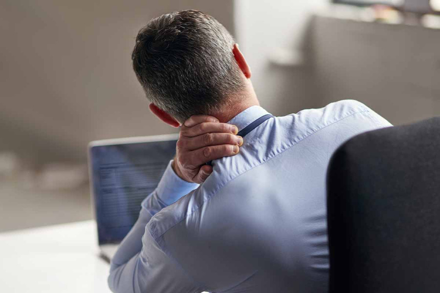 Πόσες ώρες καθισιού την ημέρα δημιουργούν πόνο στον αυχένα - Επιστήμονες απαντούν