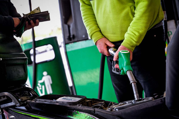 Το diesel εκτοξεύθηκε στα 2,271 ευρώ/λίτρο: Επιδότηση στα καύσιμα τον Σεπτέμβριο - Πώς θα εφαρμοστεί