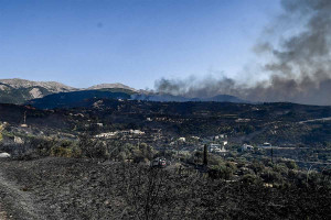 Φωτιά στην Πάτρα: Ένα το ενεργό μέτωπο προς Ελεκίστρα - Μάχη με διάσπαρτες εστίες σε Αρόη και Συχαινά