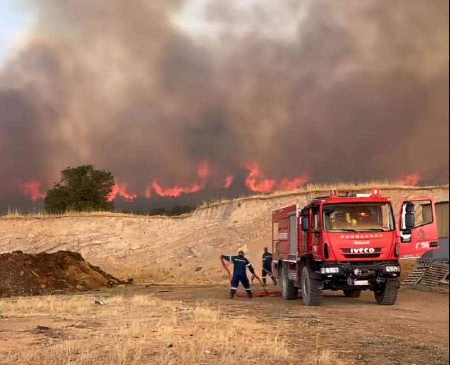 Μαίνεται η φωτιά στον Μύτικα Θήβας: Ενισχύθηκαν οι δυνάμεις, 20 εναέρια στη μάχη