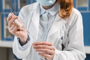Εμβόλια: Γιατί κάποιοι εμφανίζουν παρενέργειες και άλλοι όχι