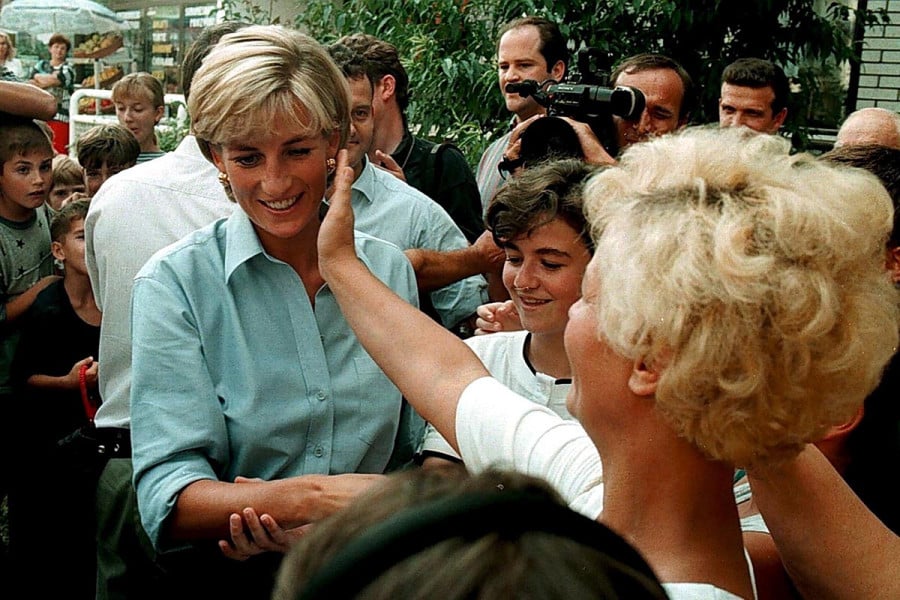 Νέα αποκάλυψη: Η Ελισάβετ προσφέρθηκε να αποκαταστήσει τον τίτλο της Νταϊάνα την ημέρα της κηδείας
