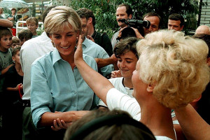 Νέα αποκάλυψη: Η Ελισάβετ προσφέρθηκε να αποκαταστήσει τον τίτλο της Νταϊάνα την ημέρα της κηδείας