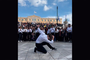 Το ζεϊμπέκικο στην πλατεία Συντάγματος μετά την παρέλαση που έκανε 1 εκατ. προβολές (video)