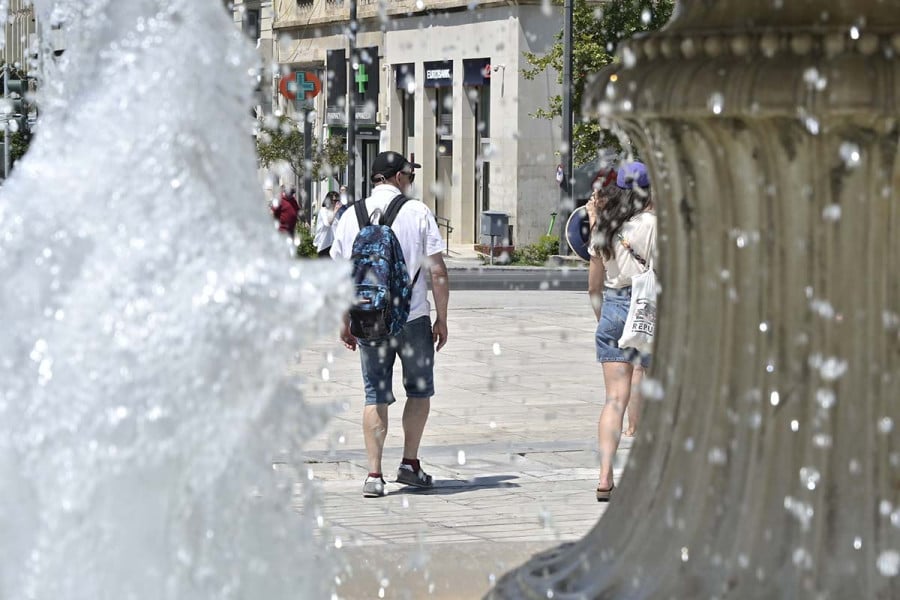 «Επελαύνει» ο καύσωνας: Δύσκολα τα επόμενα 24ωρα με τη θερμοκρασία να φτάνει στους 43 βαθμούς