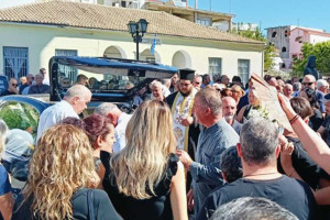 Μεσολόγγι: Θρήνος στο τελευταίο αντίο στον εικονολήπτη Γιώργο Παυλάκη, που “έσβησε” κατά τη διάρκεια ρεπορτάζ