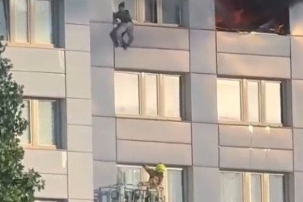 Απίστευτη διάσωση στο Βερολίνο: Γυναίκα έπεσε από τον 11ο για να γλιτώσει από τη φωτιά