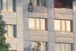 Απίστευτη διάσωση στο Βερολίνο: Γυναίκα έπεσε από τον 11ο για να γλιτώσει από τη φωτιά