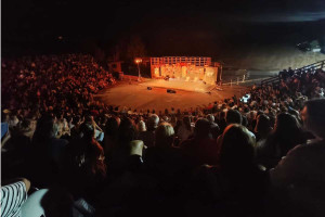 Θριαμβευτική η παράσταση «Αινιγματικές Παραλλαγές» στο Θέατρο της Αρχαίας Ήλιδας