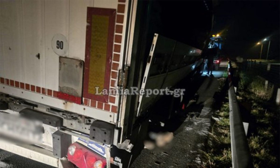 Νταλίκα γεμάτη ζάχαρη εξετράπη στην Αθηνών-Λαμίας – Σκορπίστηκε το φορτίο στον δρόμο