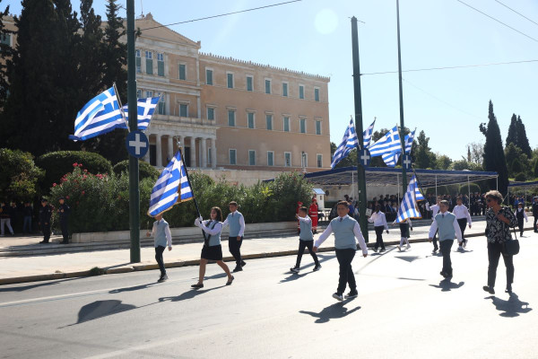 28η Οκτωβρίου: Υπό τους ήχους της φιλαρμονικής η μαθητική παρέλαση στο Σύνταγμα- Βίντεο, φωτογραφίες