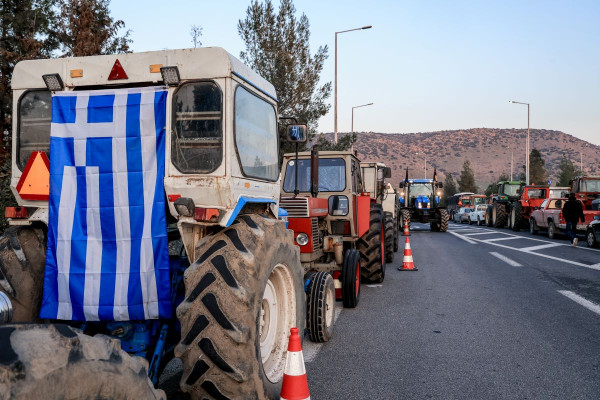 Λάρισα: Παραμένουν στα μπλόκα οι αγρότες ζητώντας συνάντηση με τον πρωθυπουργό