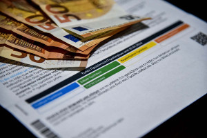 Ηλεκτρικό ρεύμα: Πτώση στο κόστος έως και 76% στις τιμές