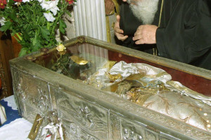 Το Θαύμα του Αγίου Ιωάννου του Ρώσσου - Ζητά από τους πιστούς να του αλλάξουν τα άμφια