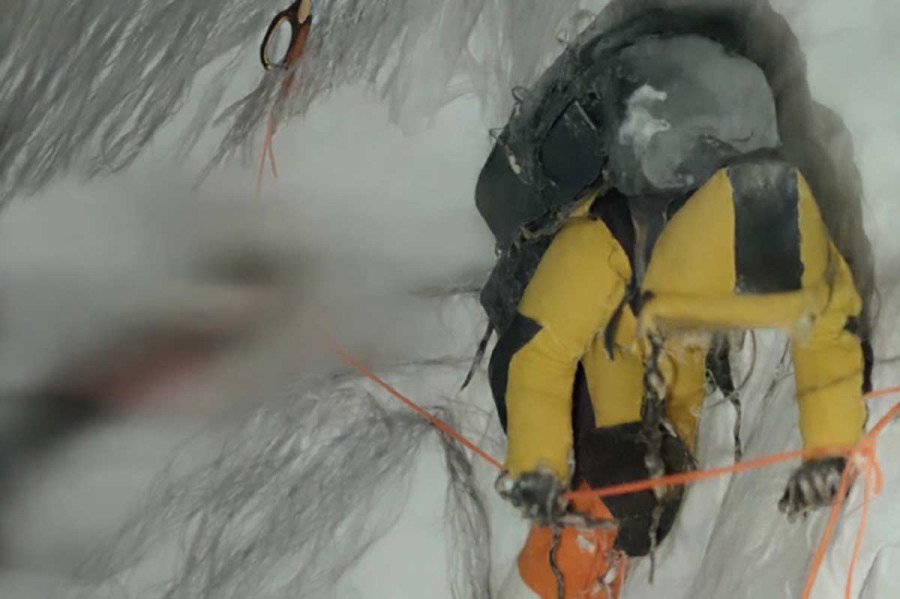 Τον άφησαν να πεθάνει στα 8.200 μέτρα: Βίντεο ορειβατών να εντοπίζουν λιπόθυμο οδηγό βουνού