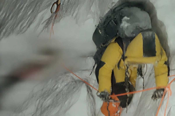 Τον άφησαν να πεθάνει στα 8.200 μέτρα: Βίντεο ορειβατών να εντοπίζουν λιπόθυμο οδηγό βουνού