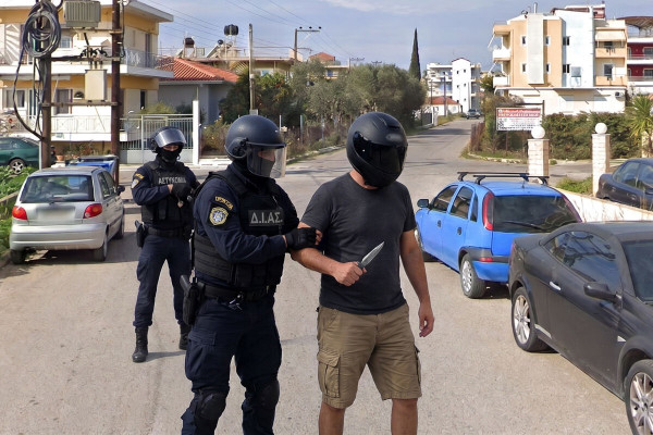 Πύργος: 45χρονος σε κατάσταση αμόκ βρήκε με μαχαίρι στο δρόμο