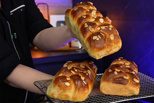Αφράτα Πασχαλινά Τσουρέκια Χωρίς Μίξερ