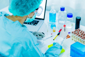 Eπιστήμονες ανακάλυψαν ότι ένα πολύ γνωστό μικρόβιο έχει την ικανότητα να μειώνει τη χοληστερόλη