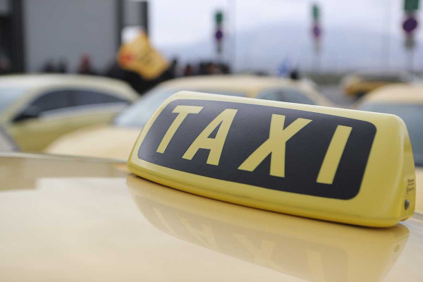 Οδηγός ταξί πήρε με απειλές 600 ευρώ από τουρίστες που μετέφερε στην Αθήνα από το Ελ. Βενιζέλος