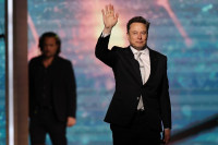 Ο Μασκ αρνείται την πώληση της μονάδας της Tesla στην Κίνα και πιθανή συγχώνευση με την SpaceX