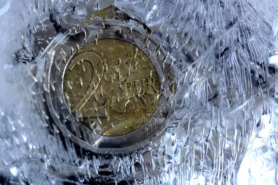 Ειδικοί συνιστούν να βάλεις ένα νόμισμα στην κατάψυξη: Το χρήσιμο κόλπο