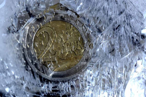 Ειδικοί συνιστούν να βάλεις ένα νόμισμα στην κατάψυξη: Το χρήσιμο κόλπο