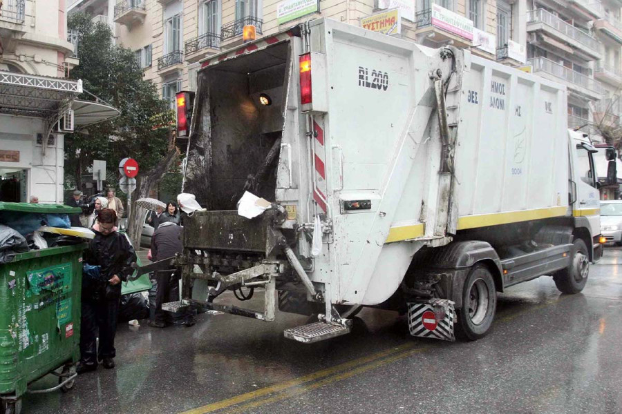 Πάτρα: Το απορριμματοφόρο …μάζεψε και το σπίτι της!