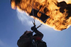 Έπεσε με φλεγόμενο αλεξίπτωτο 16 φορές - Ο Τομ Κρουζ μπήκε στο Ρεκόρ Γκίνες για τη σκηνή του νέου «Mission: Impossible»