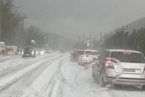 Ισχυρή χαλαζόπτωση στην Αγία Ελεούσα Μεσολογγίου, καλύφθηκαν δρόμοι και χωράφια (video)