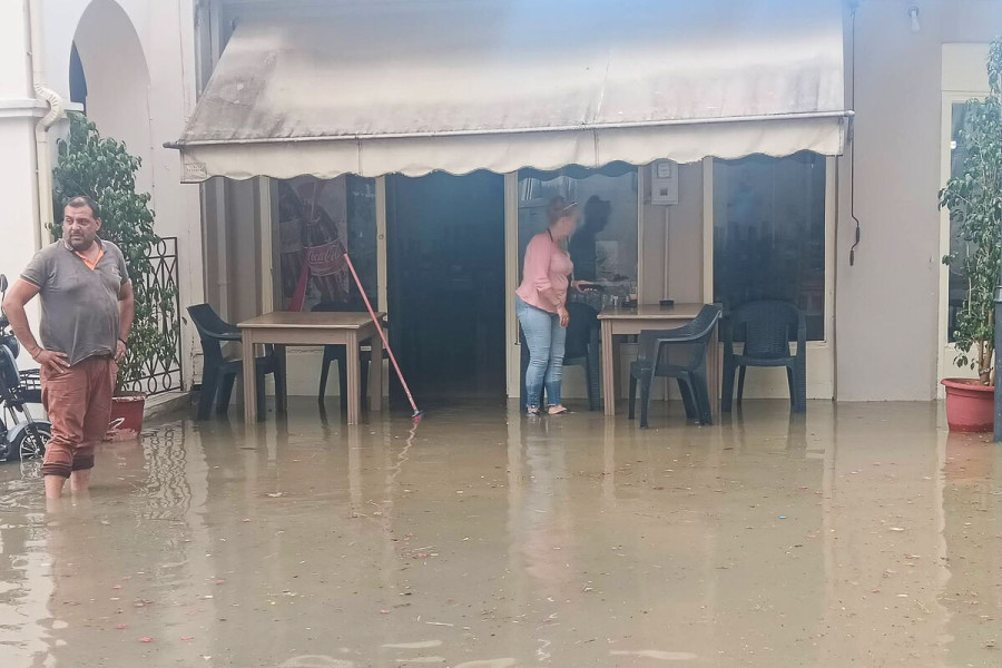 Καιρικό σοκ: Πλημμύρισαν τα Λεχαινά από την απογευματινή νεροποντή