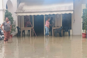 Καιρικό σοκ: Πλημμύρισαν τα Λεχαινά από την απογευματινή νεροποντή