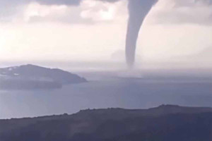 Σαντορίνη: «Κόβει την ανάσα» ο εντυπωσιακός υδροστρόβιλος
