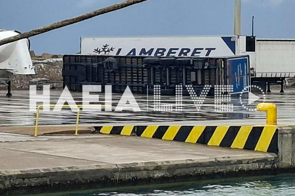 Κυλλήνη: Μπουρίνι παρέσυρε συρόμενα νταλίκας - Μια ανατροπή μέσα στο λιμάνι